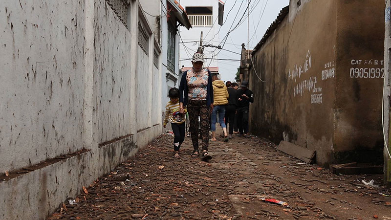 Người lớn, trẻ nhỏ lẻn vào hiện trường vụ nổ ở Bắc Ninh rồi vô tư nhặt vỏ đạn vương vãi bất chấp nguy hiểm